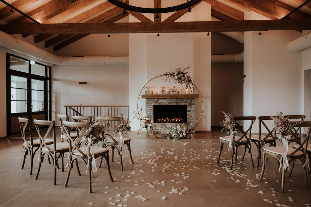 freie Trauung im Grafenstadl. Moderne Scheunenhochzeit