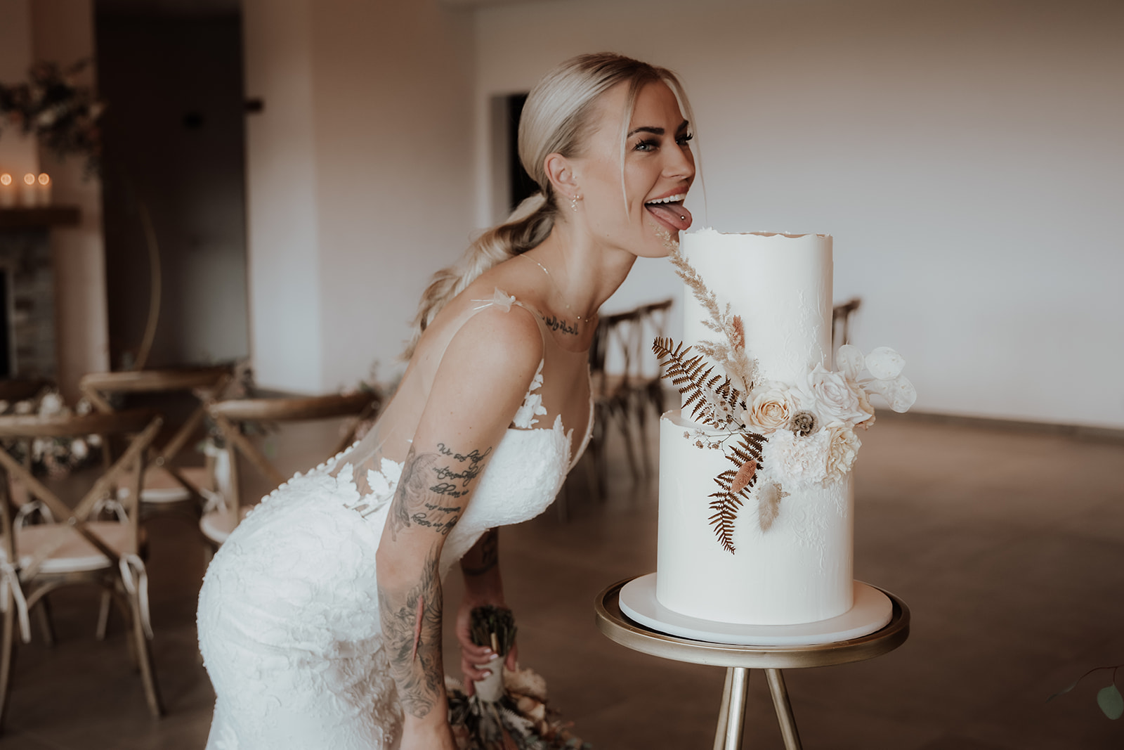 Braut mit Hochzeitstorte